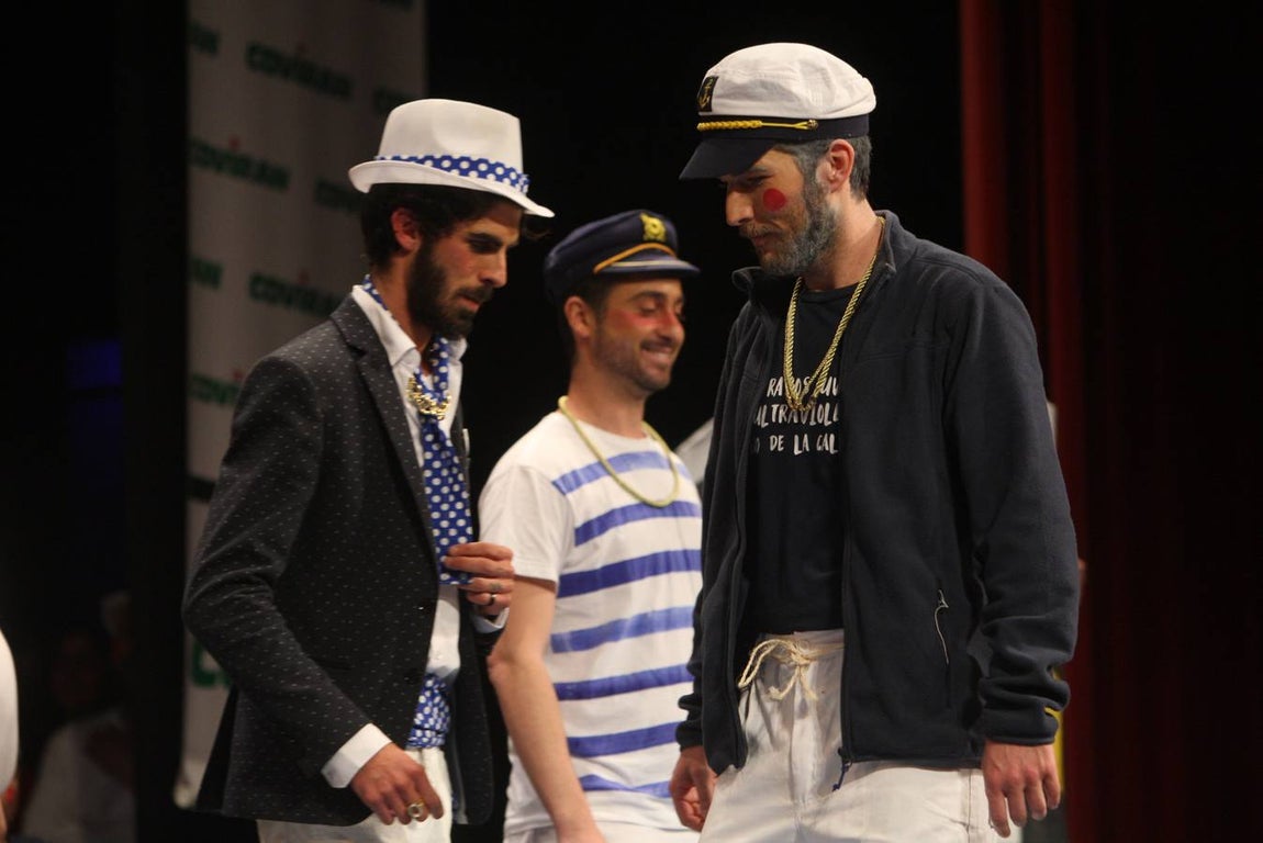 FOTOS: Chirigota Cai de miarma (7,20) en la Final del Falla. Carnaval de Cádiz 2018