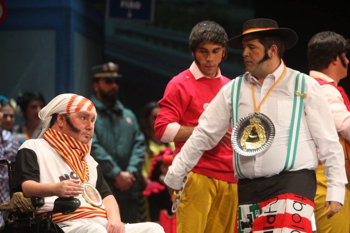 FOTOS: Chirigota Cai de miarma (7,20) en la Final del Falla. Carnaval de Cádiz 2018