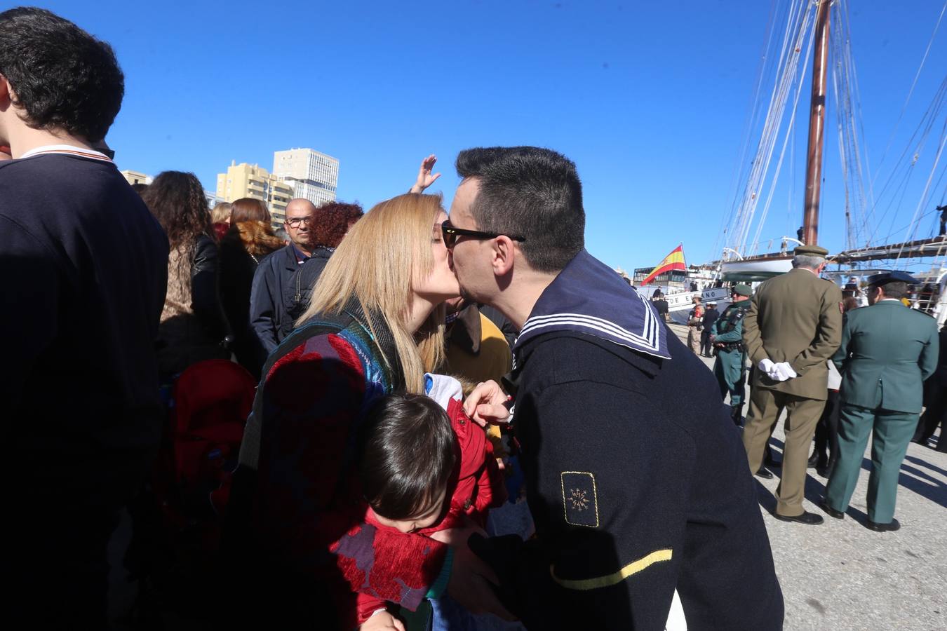 Emotiva despedida de Cádiz a su buque escuela Elcano