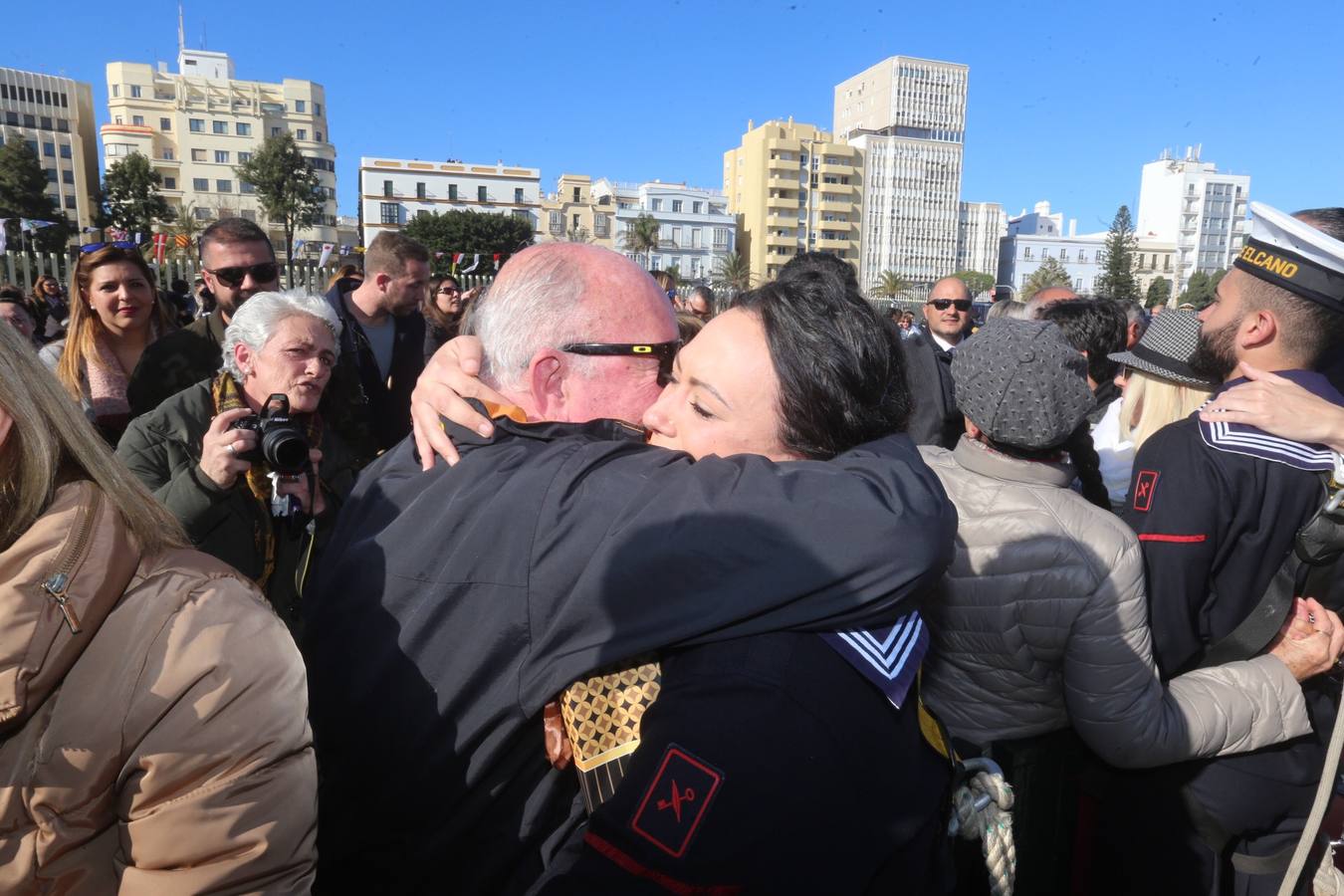 Emotiva despedida de Cádiz a su buque escuela Elcano