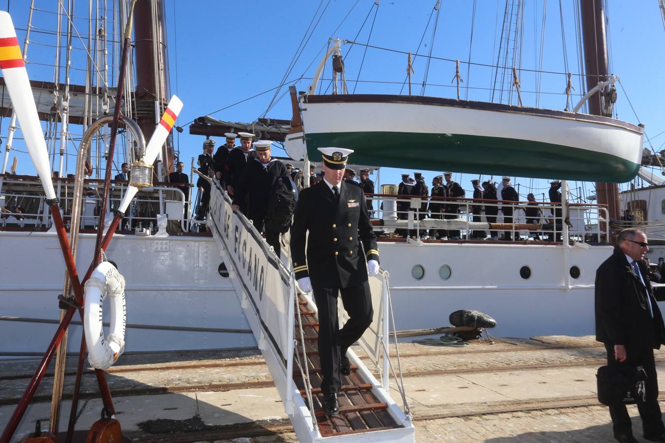 Emotiva despedida de Cádiz a su buque escuela Elcano