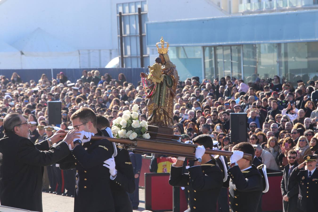 Emotiva despedida de Cádiz a su buque escuela Elcano