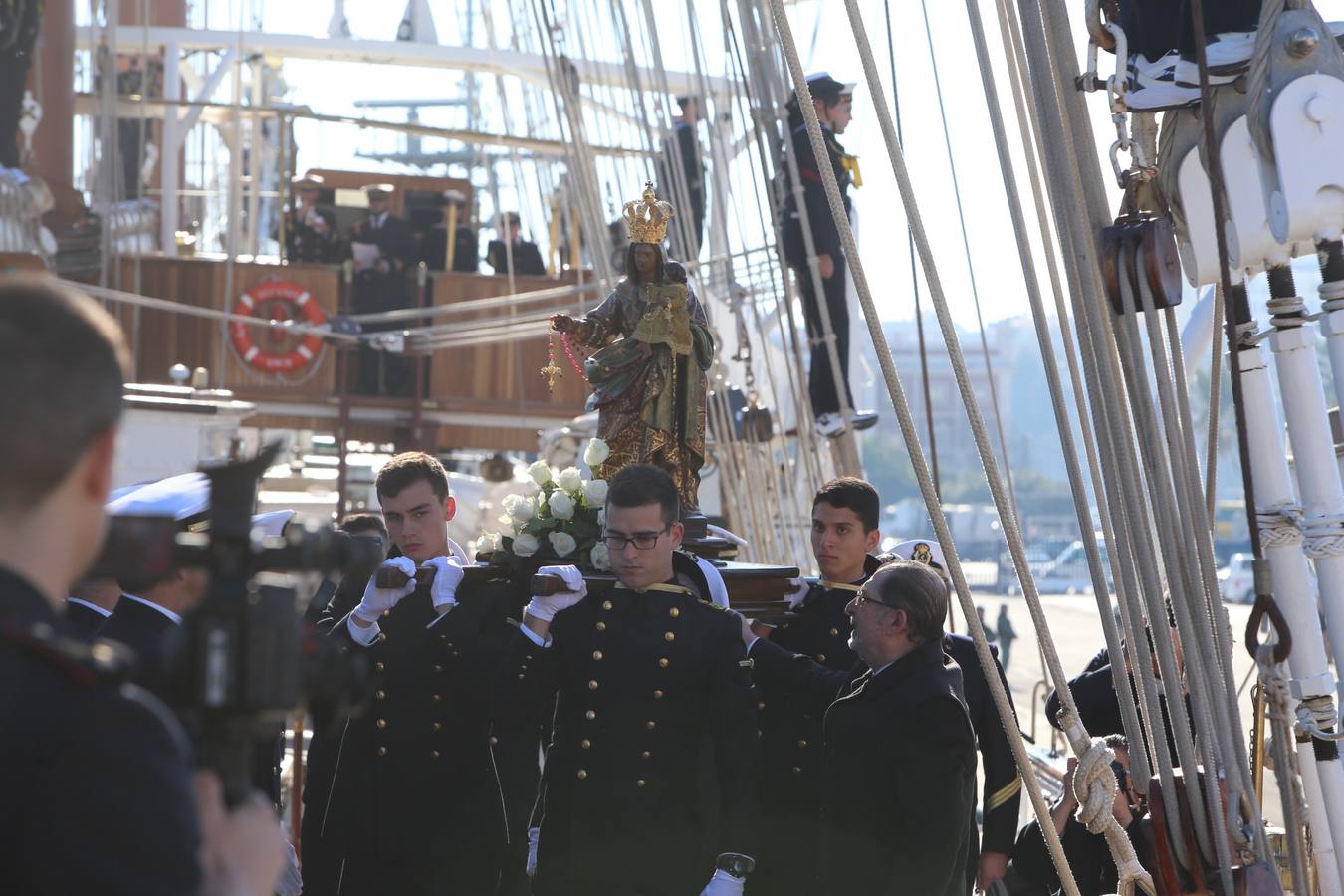 Emotiva despedida de Cádiz a su buque escuela Elcano