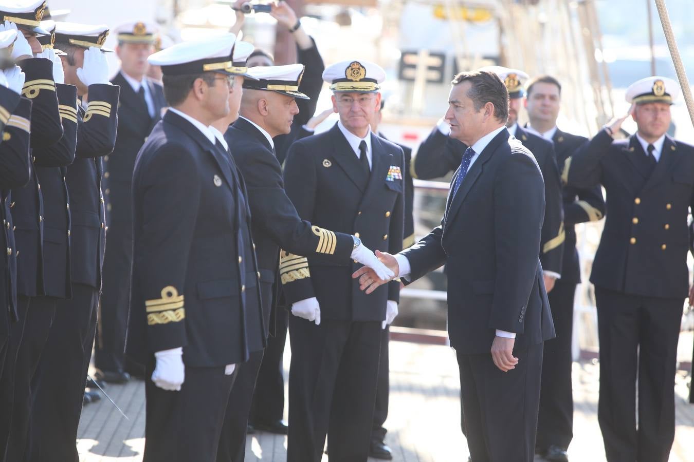 Emotiva despedida de Cádiz a su buque escuela Elcano