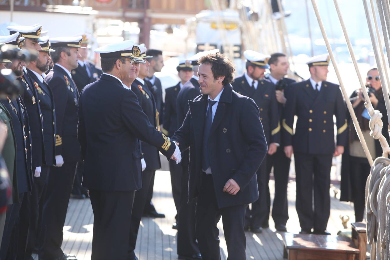 Emotiva despedida de Cádiz a su buque escuela Elcano