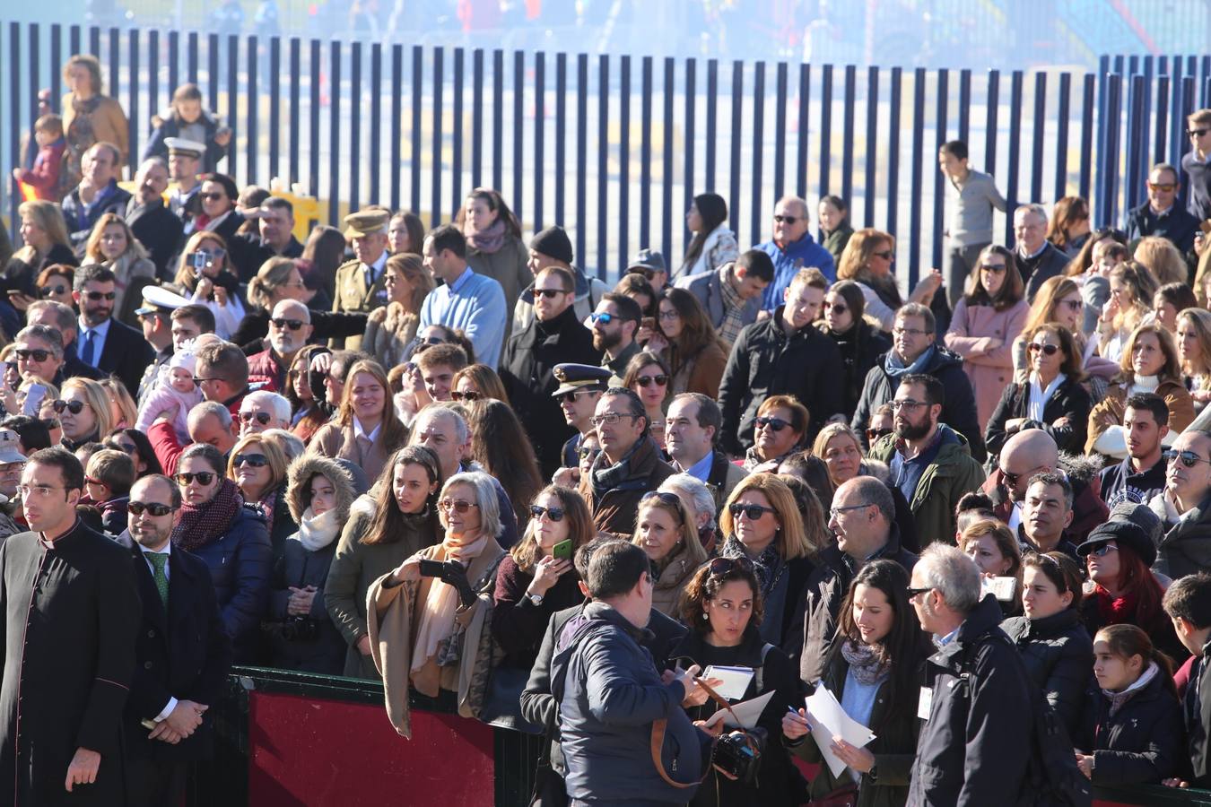 Emotiva despedida de Cádiz a su buque escuela Elcano