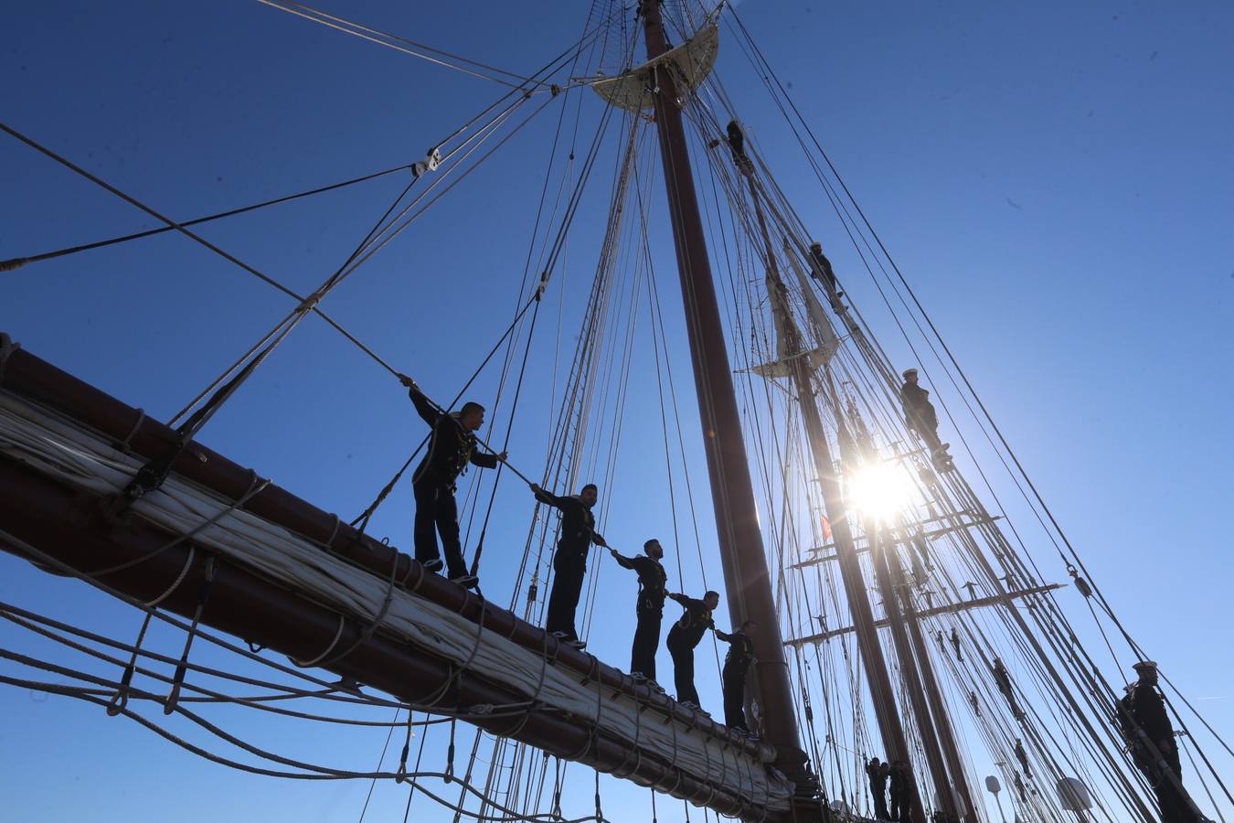 Emotiva despedida de Cádiz a su buque escuela Elcano