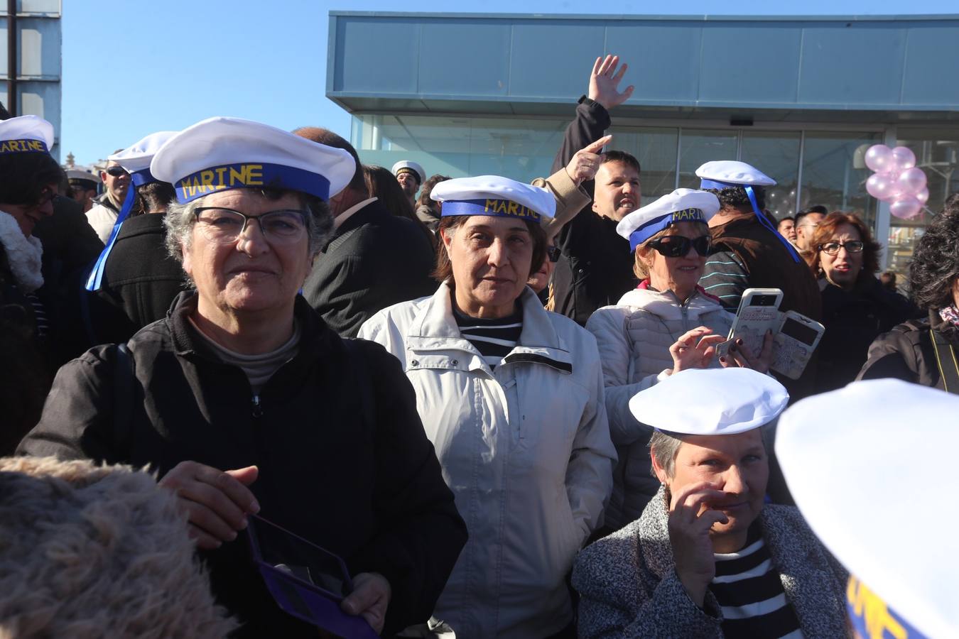 Emotiva despedida de Cádiz a su buque escuela Elcano