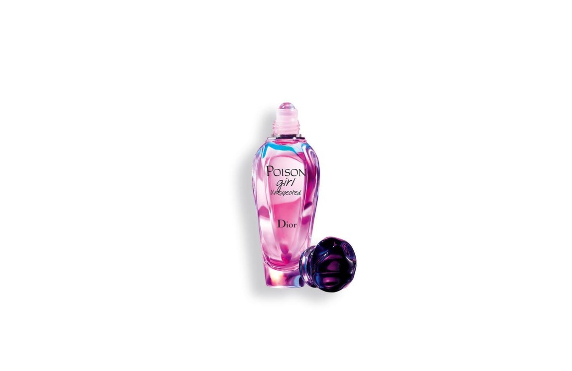 Poison girl Unexpected. Discreto y elegante, este frasco de cristal está coronado por una delicada perla que permite un nuevo gesto de perfumado, fácil y libre. Este formato Roller-Pearl lo convierte en un perfume ideal para viajar y llevar siempre encima. Los toques de naranja amarga, rosa de Grasse y haba tonka de Venezuela, lo convierten en una fragancia deliciosa y embriagadora. (Precio: 40 euros).