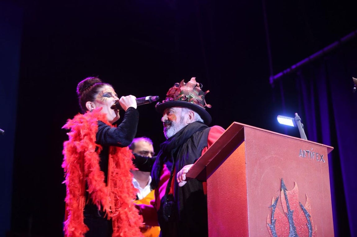 FOTOS: El Dios Momo arde en San Antonio