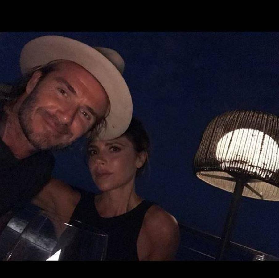 David y Victoria Beckham. Con un selfie en las tinieblas celebran su amor