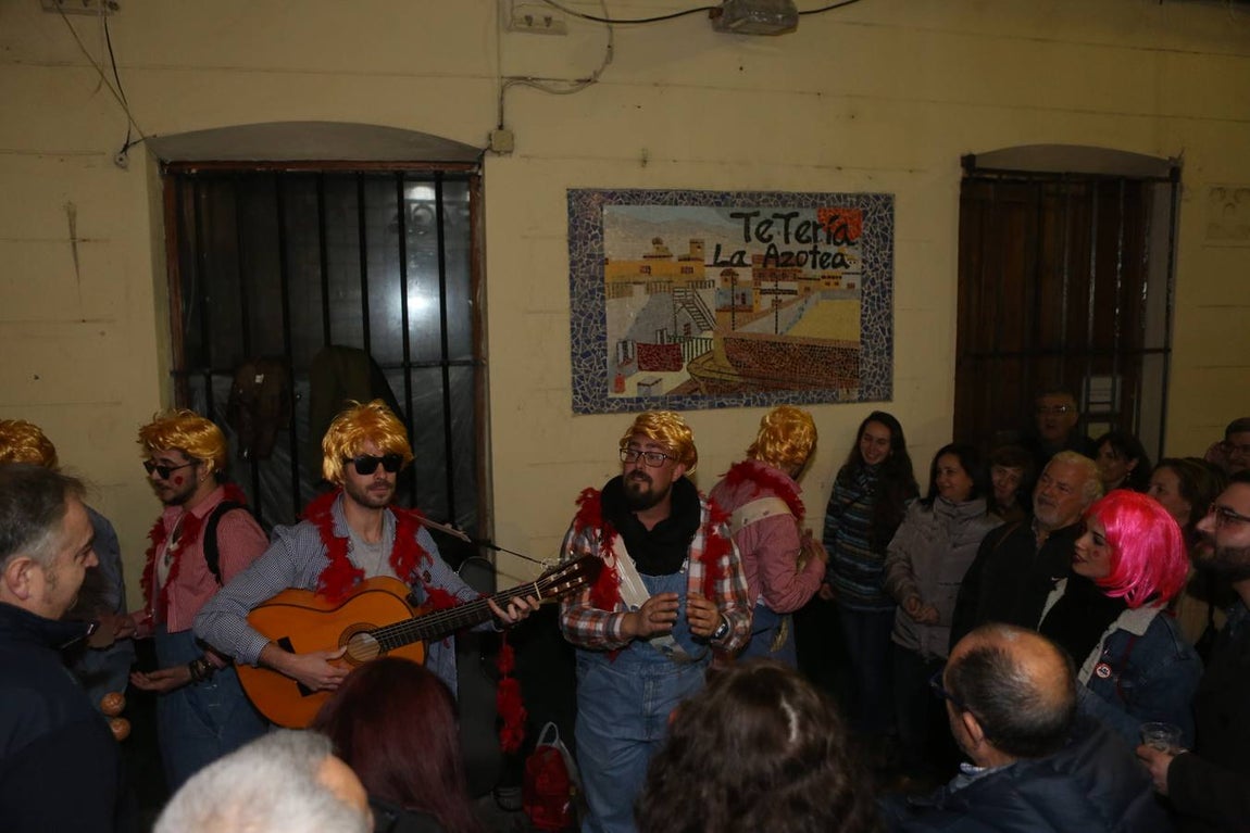 FOTOS: Ambiente en El Pópulo en el Carnaval del Cádiz 2018
