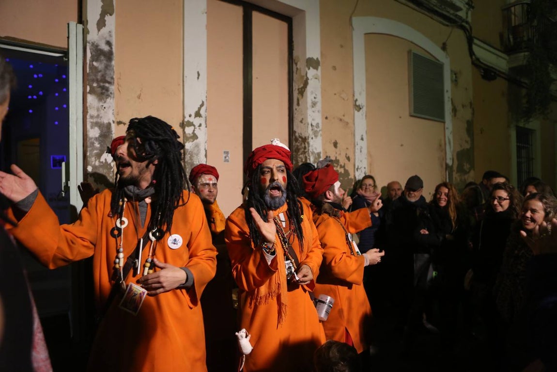 FOTOS: Ambiente en El Pópulo en el Carnaval del Cádiz 2018