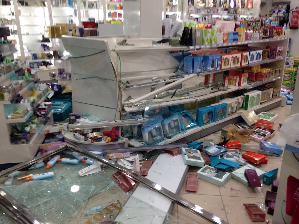 Robo de productos y tiendas destrozadas: así quedan las perfumerías Aromas tras la entrada de los cacos