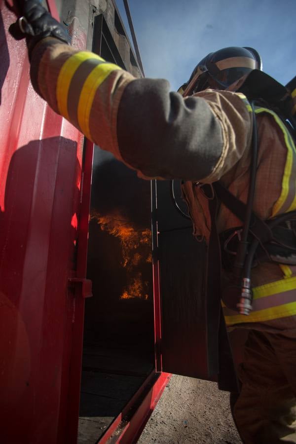 Así se entrenan los bomberos en el nuevo campo de prácticas del Puerto