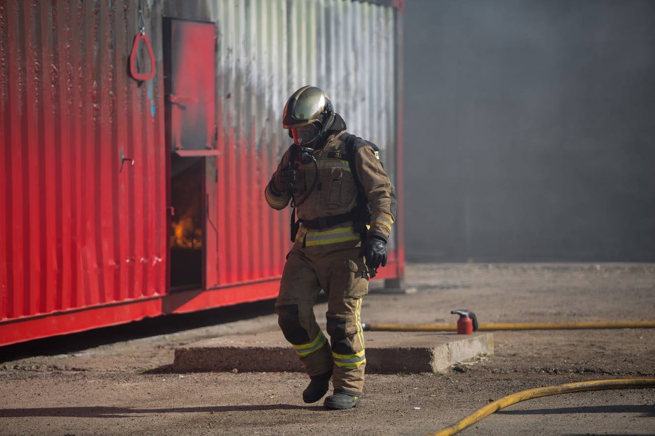 Así se entrenan los bomberos en el nuevo campo de prácticas del Puerto