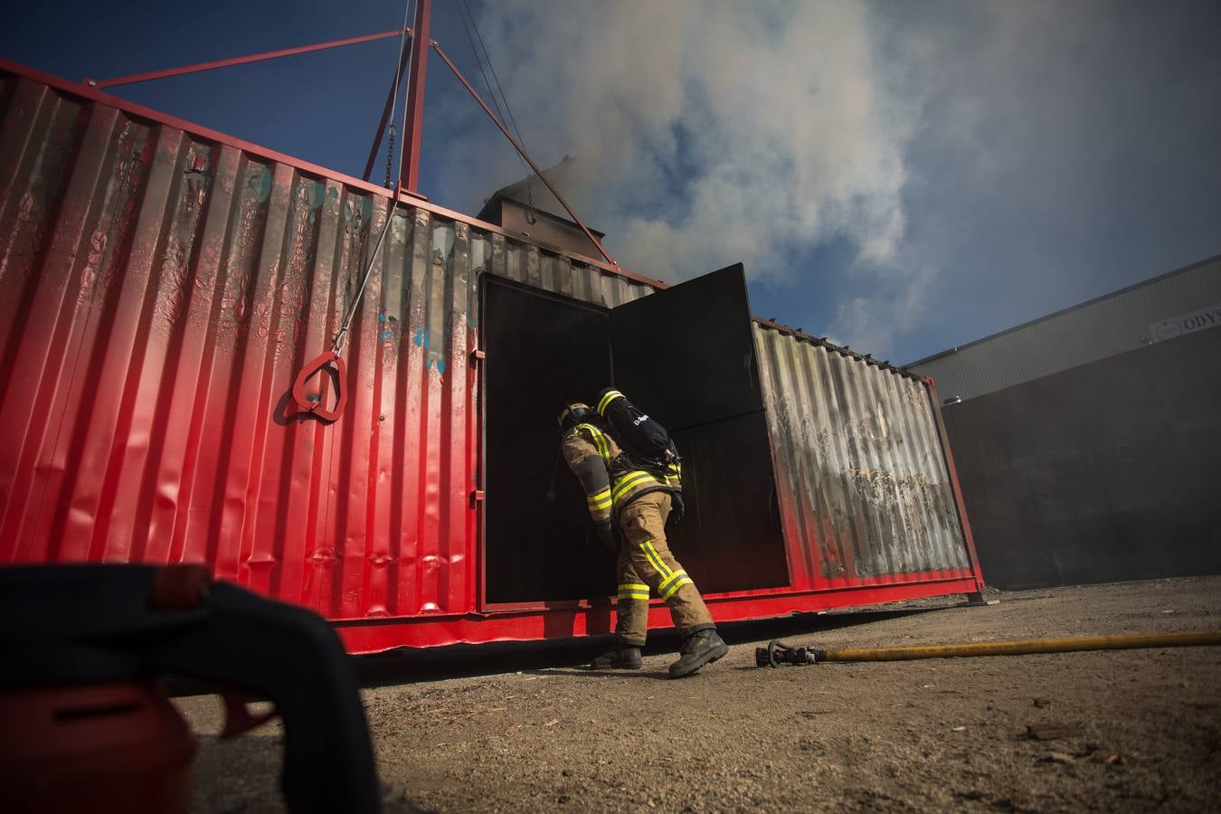 Así se entrenan los bomberos en el nuevo campo de prácticas del Puerto