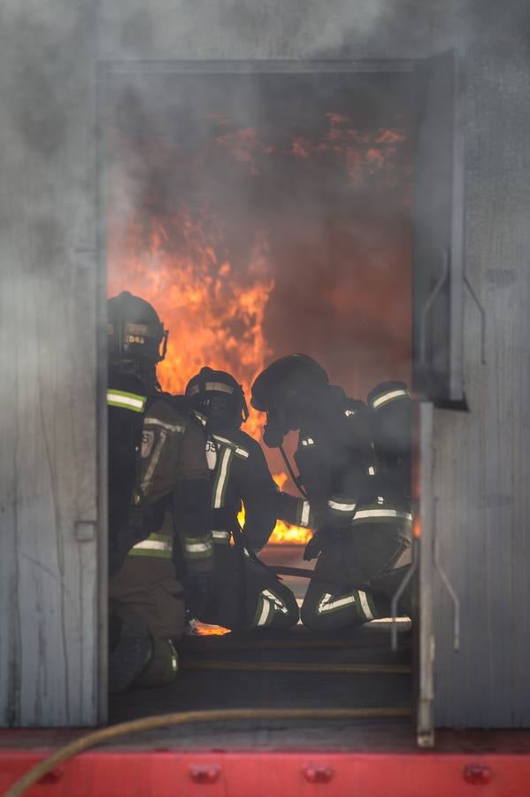 Así se entrenan los bomberos en el nuevo campo de prácticas del Puerto