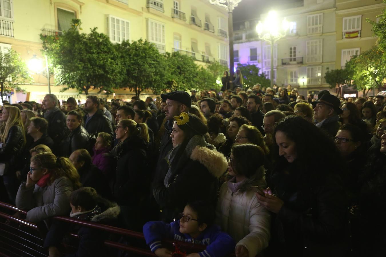 FOTOS: Ambiente en las calles de Cádiz el jueves de Carnaval