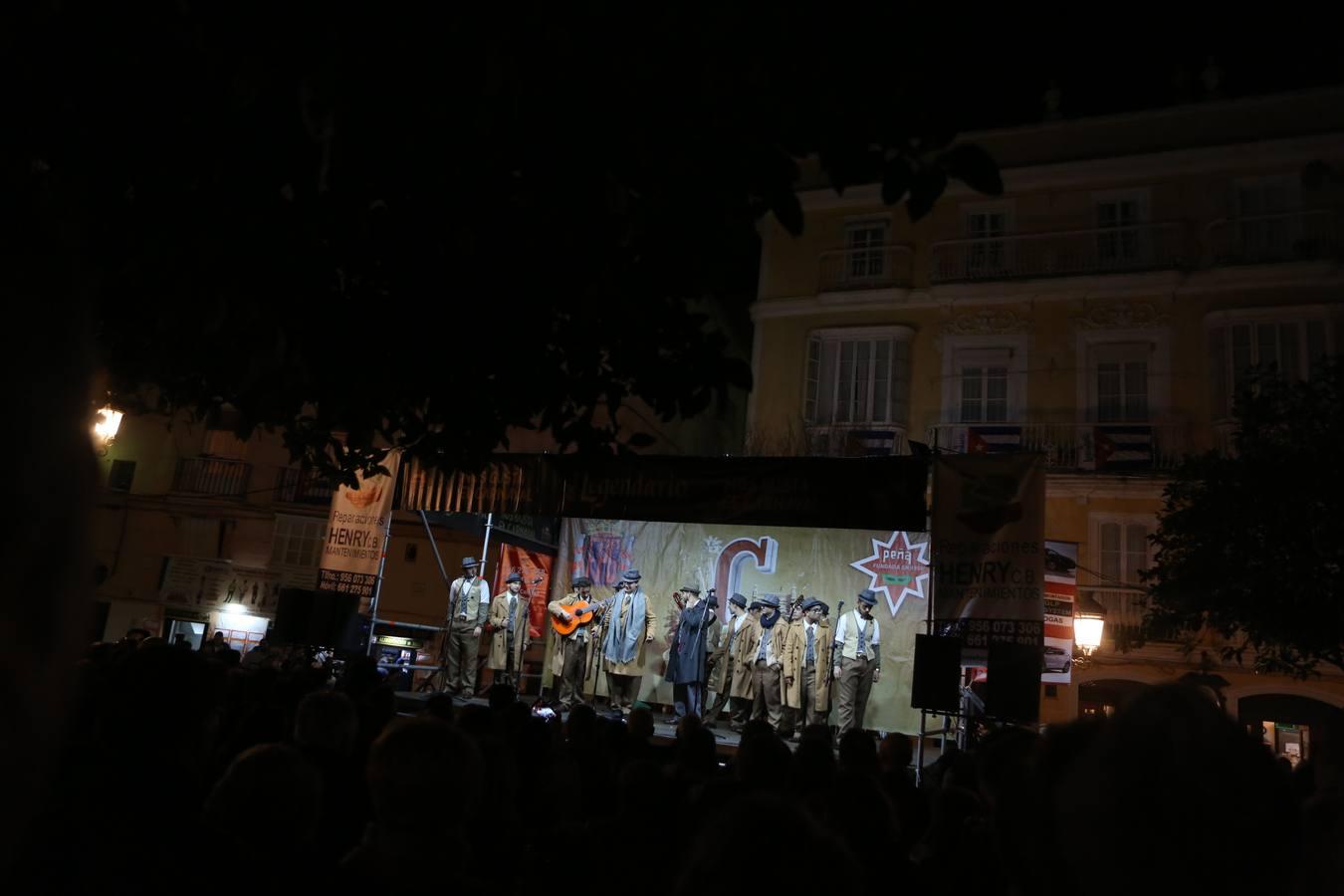 FOTOS: Ambiente en las calles de Cádiz el jueves de Carnaval