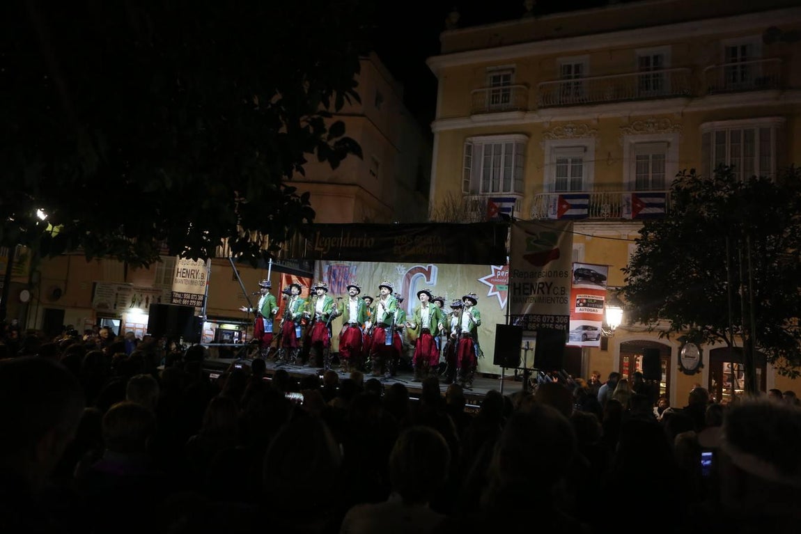 FOTOS: Ambiente en las calles de Cádiz el jueves de Carnaval