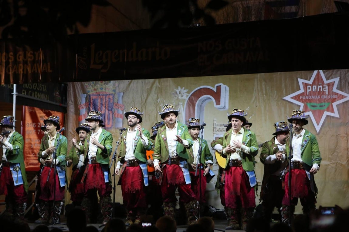 FOTOS: Ambiente en las calles de Cádiz el jueves de Carnaval