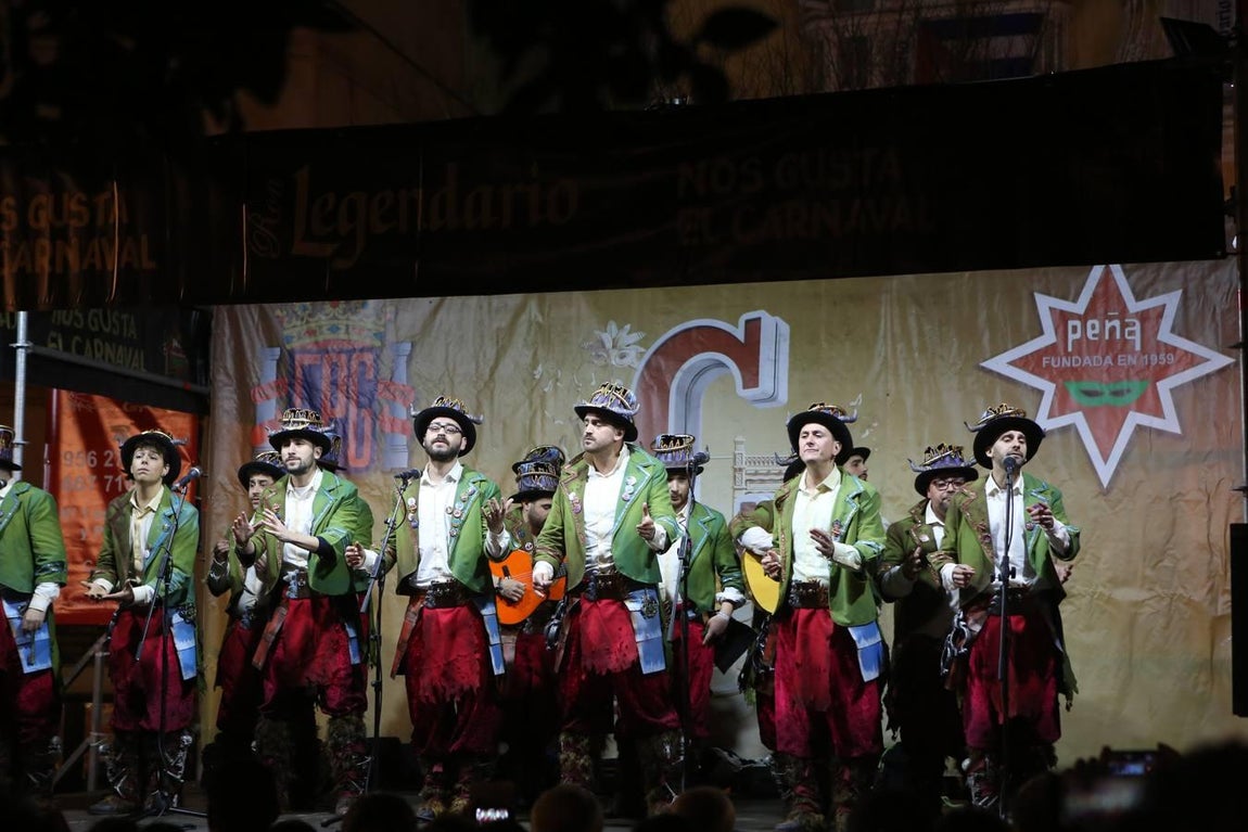 FOTOS: Ambiente en las calles de Cádiz el jueves de Carnaval