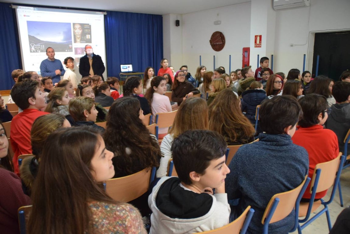 FOTOS: Alumnos del Almirante Laulhé contactan con la base de la Antártida