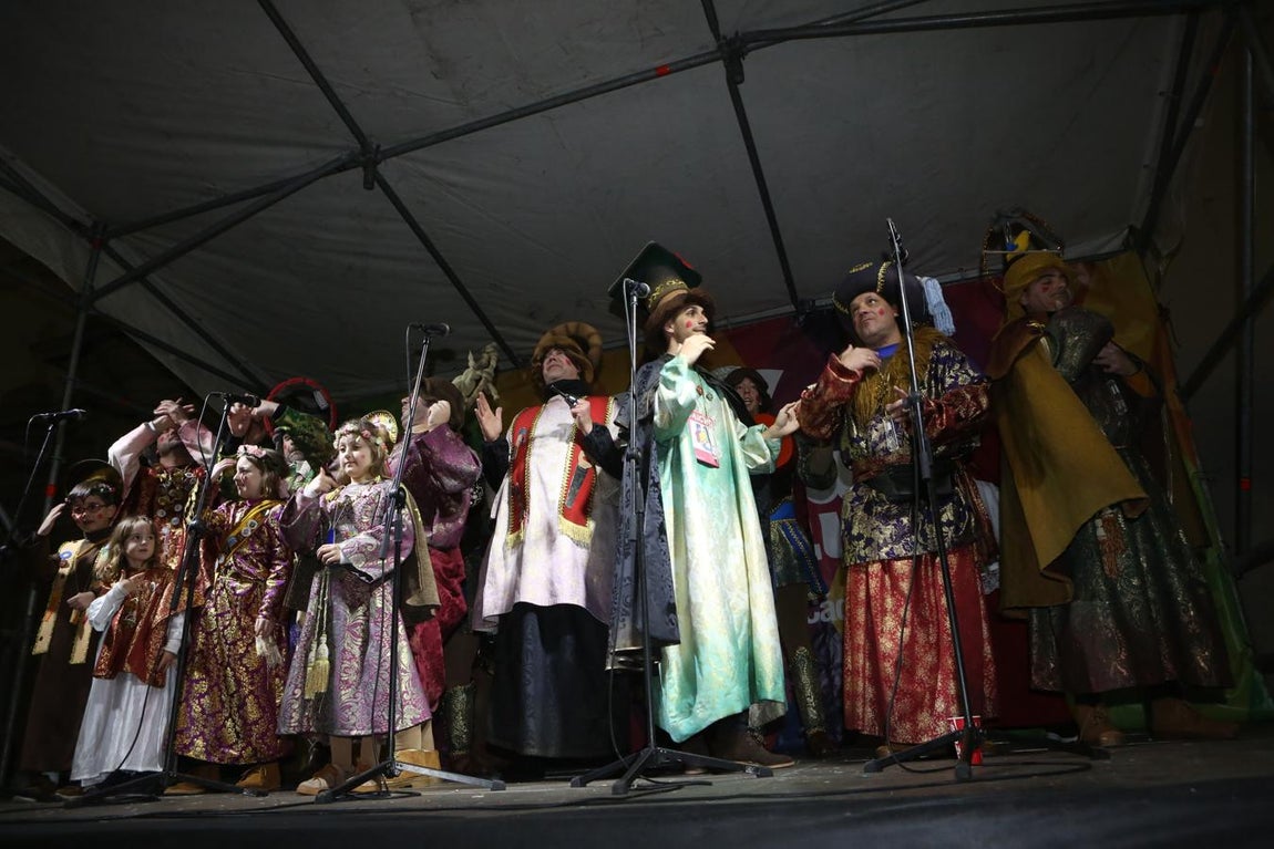 FOTOS: Ambiente en las calles de Cádiz el jueves de Carnaval