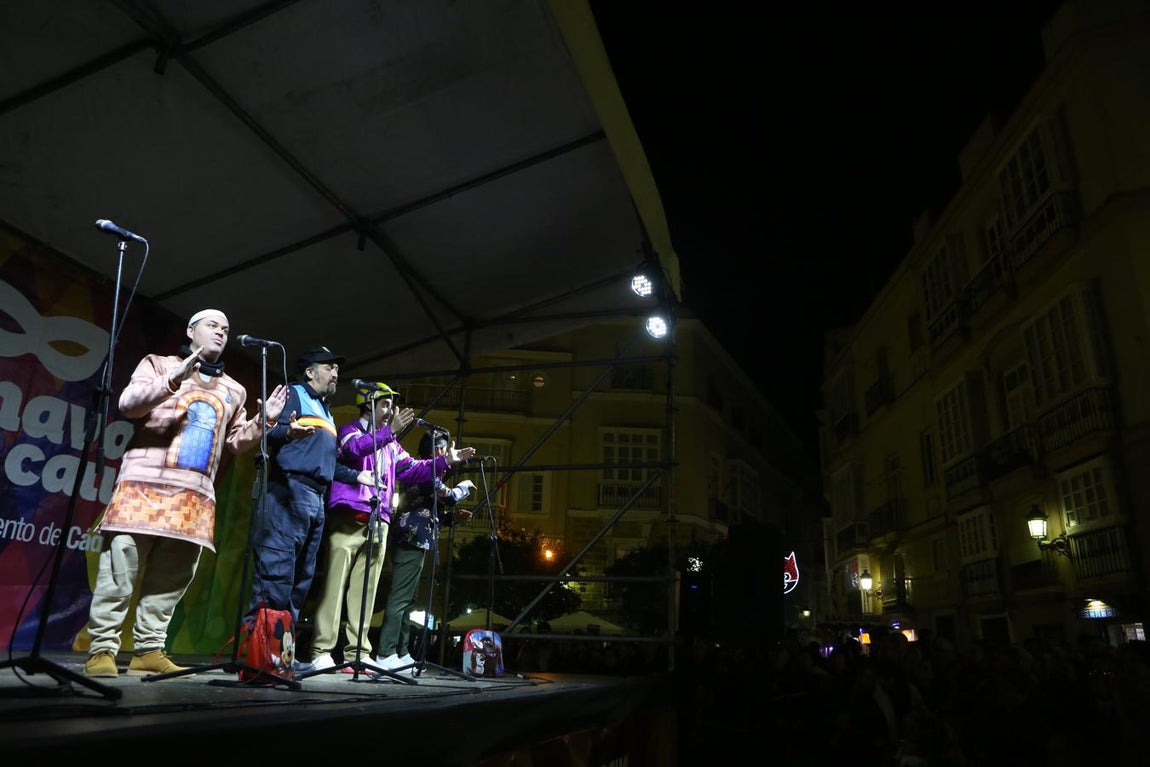 FOTOS: Ambiente en las calles de Cádiz el jueves de Carnaval