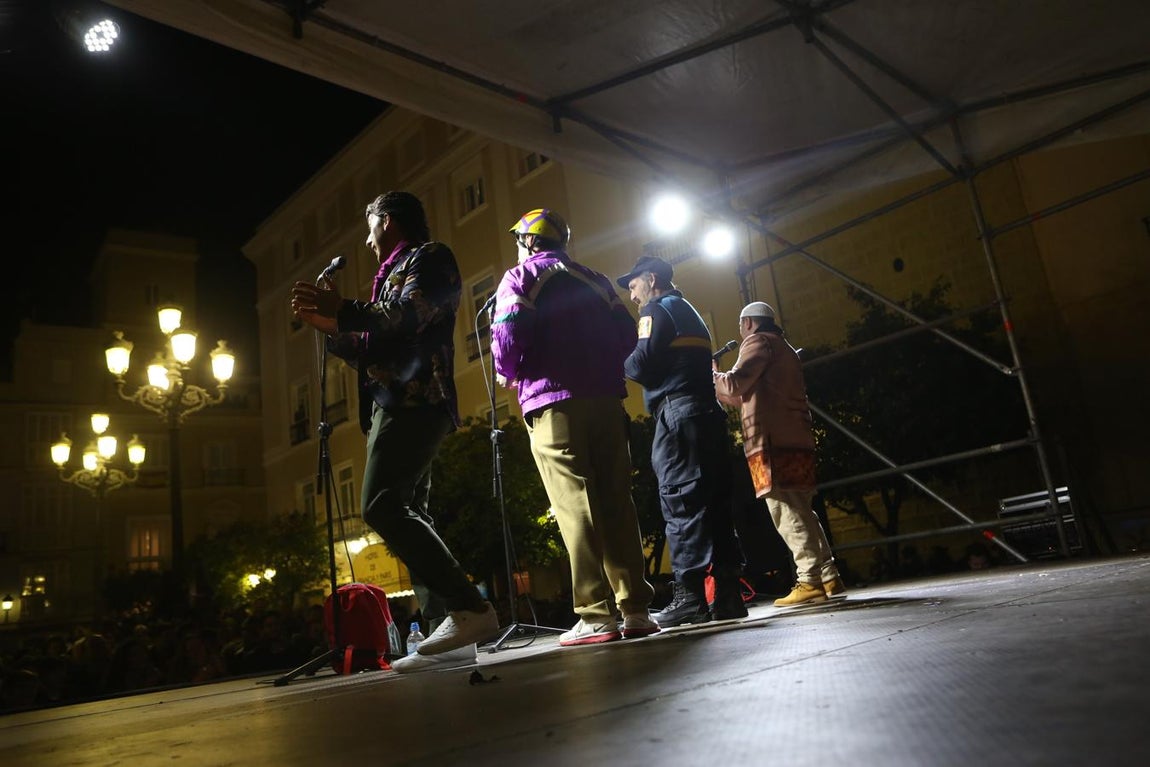 FOTOS: Ambiente en las calles de Cádiz el jueves de Carnaval