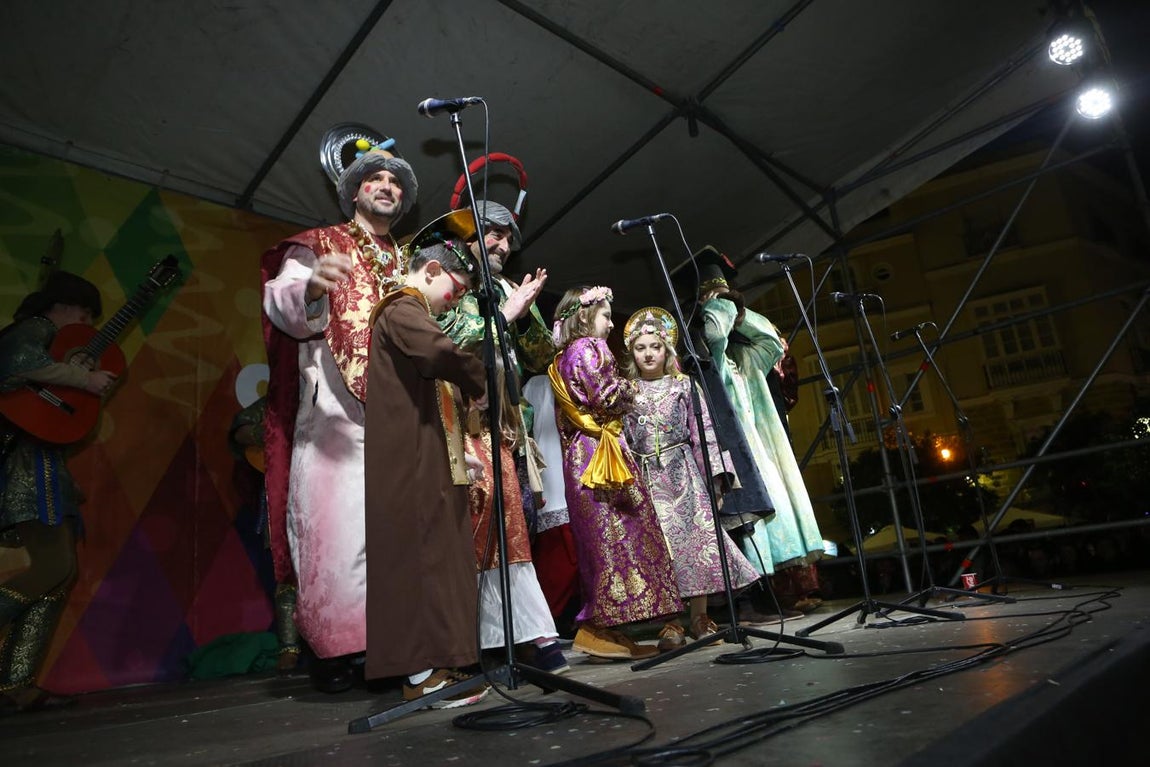 FOTOS: Ambiente en las calles de Cádiz el jueves de Carnaval