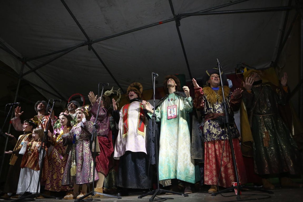 FOTOS: Ambiente en las calles de Cádiz el jueves de Carnaval