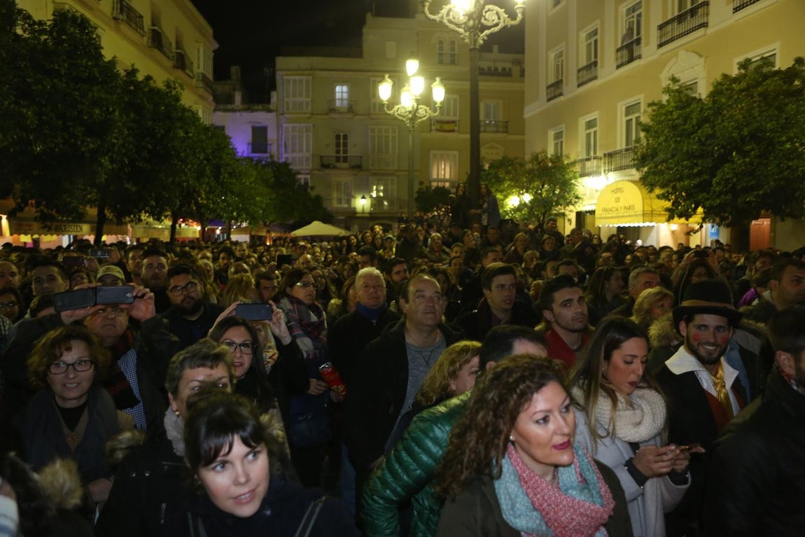 FOTOS: Ambiente en las calles de Cádiz el jueves de Carnaval