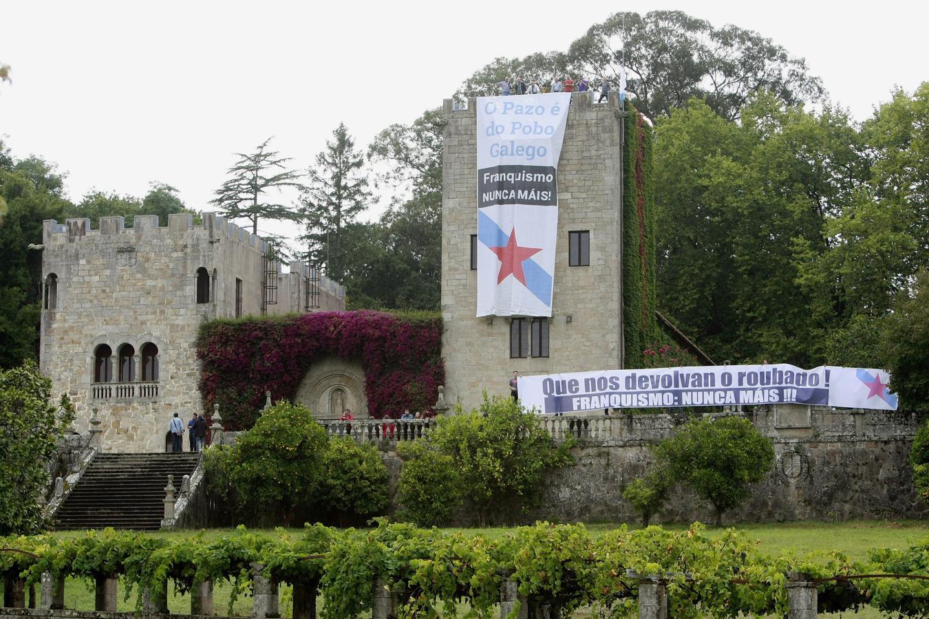 Polémica y ocupación simbólica. Los incumplimientos del régimen de visitas por parte de la familia del dictador ocasionaron un gran rechazo por parte de asociaciones y partidos políticos. Para denunciar este hecho y reclamar la devolución del Pazo a titularidad pública, nacionalistas del BNG ocupaban simbólicamente el inmueble para desplegar sus pancartas