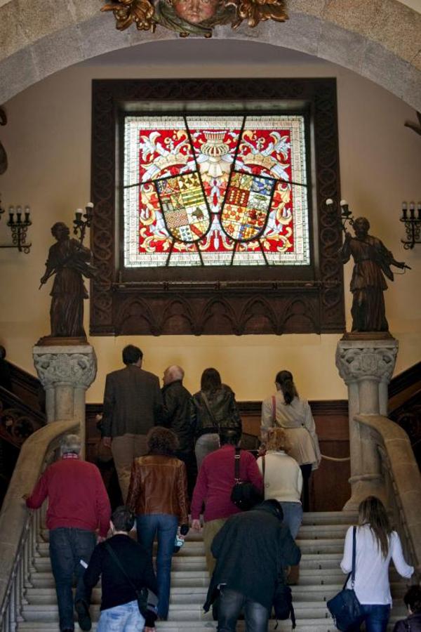 Primeros visitantes. Los primeros visitantes acceden por la entrada principal del edificio, presidida por el escudo de la familia Pardo Bazán