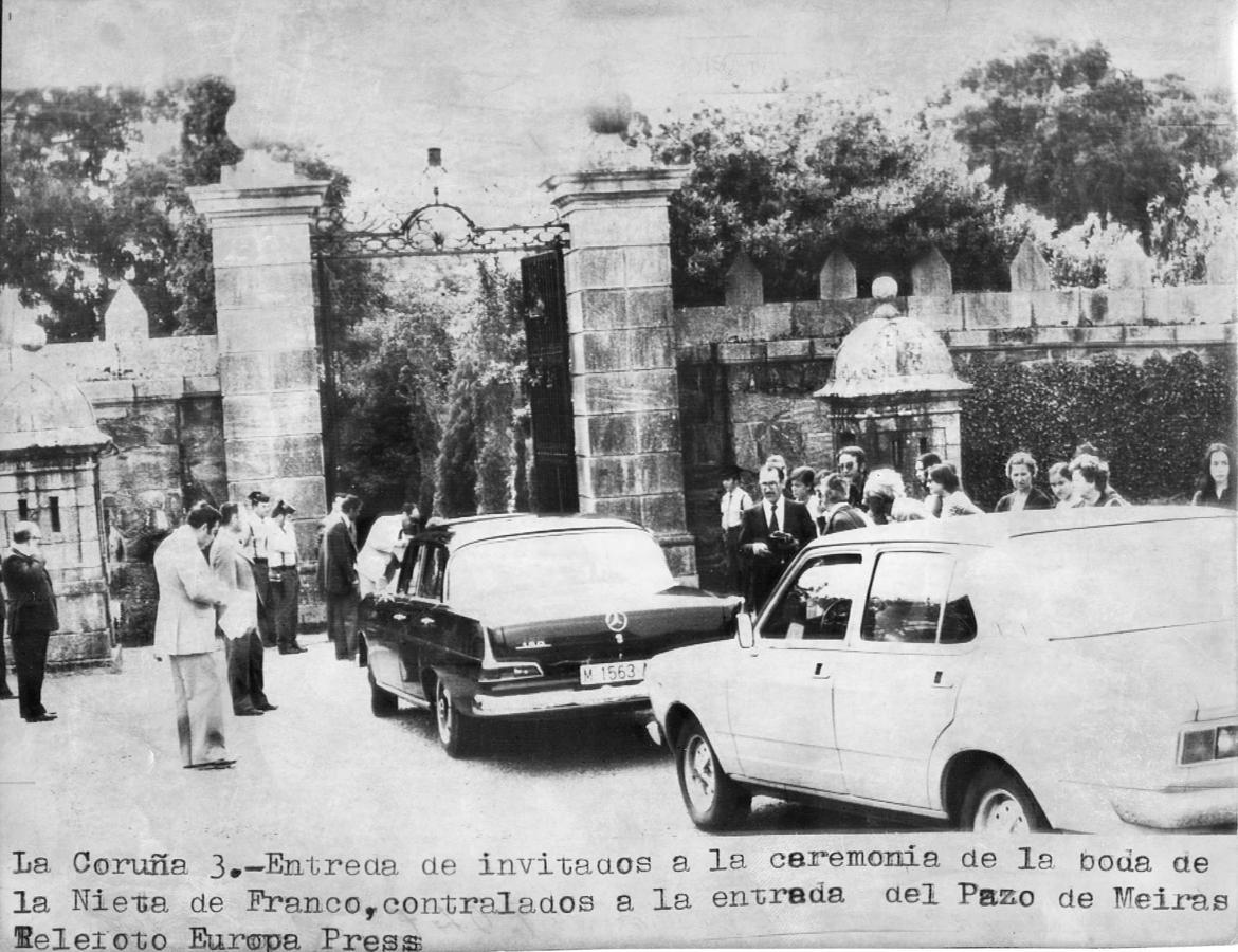 Boda de Merry Martínez Bordiú. El inmueble de Sada acogió la boda de la nieta de Francisco Franco en 1977. Este era el instante en el que llegaban parte de los invitados