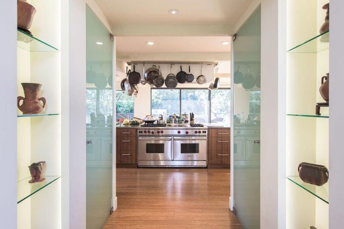 Cocina. La cocina estaba en manos de un prestigioso chef, pero tanto la pareja como los invitados disfrutaban de la enorme barra de desayuno y de la sala de al lado, un espacio acristalado y con sitio para varios comensales