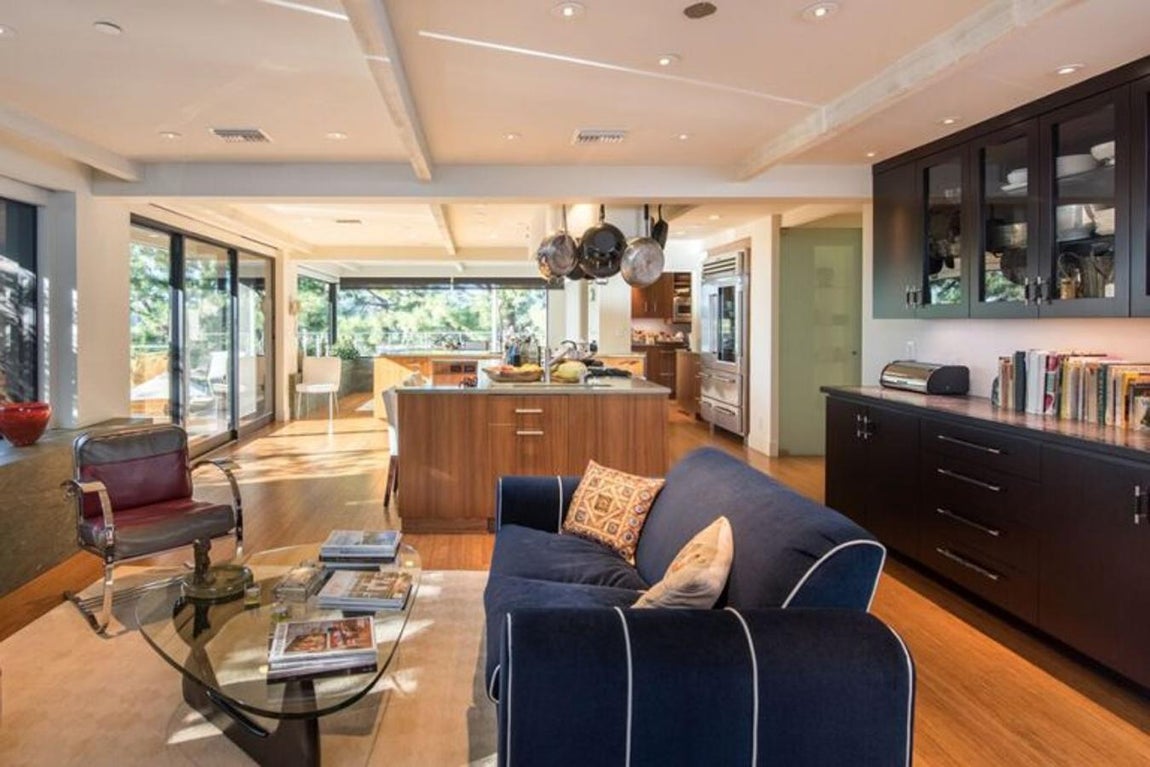 Diáfana y acogedora. De la disposición versátil de la casa destaca la conexión directa de todas las estancias con el jadín