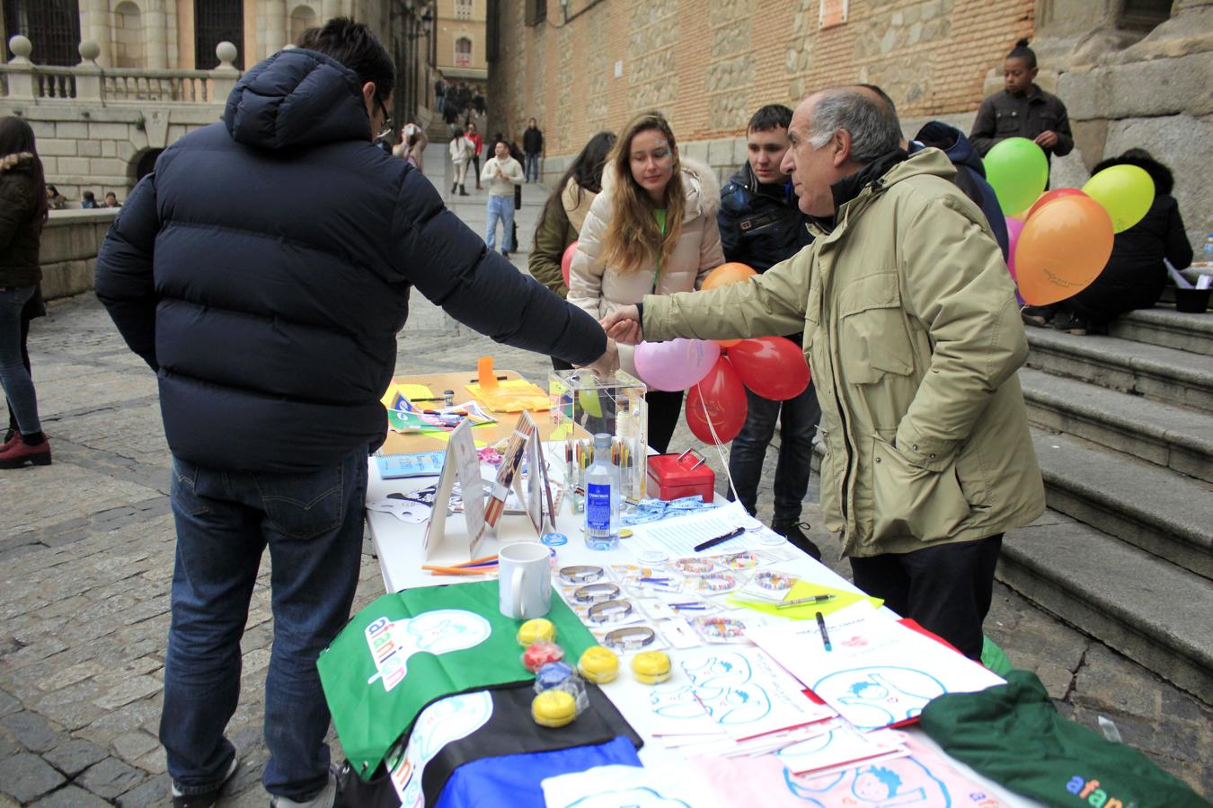 Suelta de globos de Afanion en la plaza del Ayuntamiento de Toledo