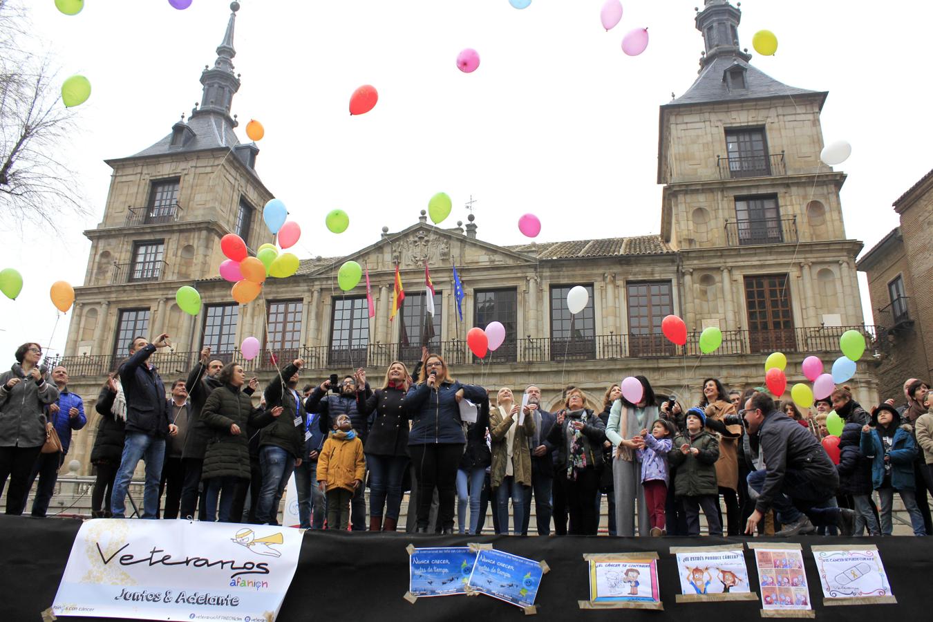 Suelta de globos de Afanion en la plaza del Ayuntamiento de Toledo