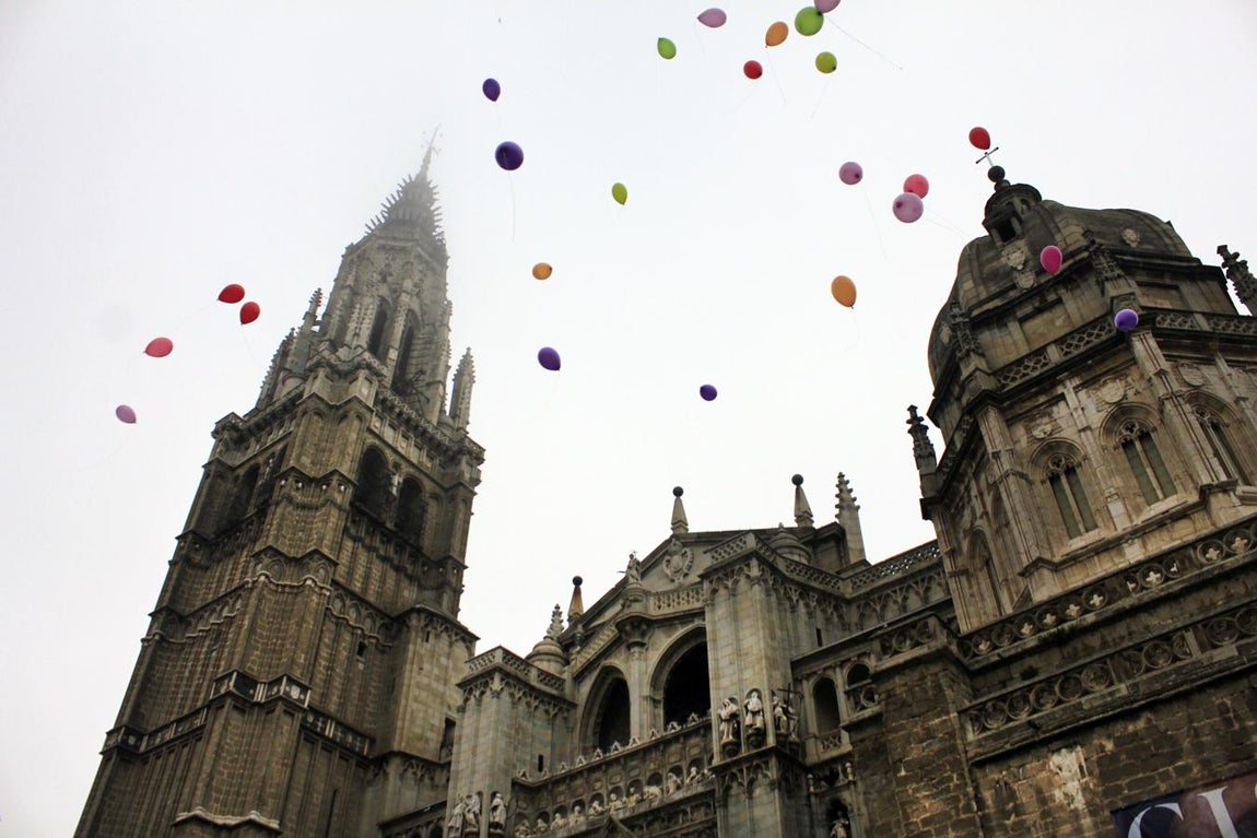 Suelta de globos de Afanion en la plaza del Ayuntamiento de Toledo