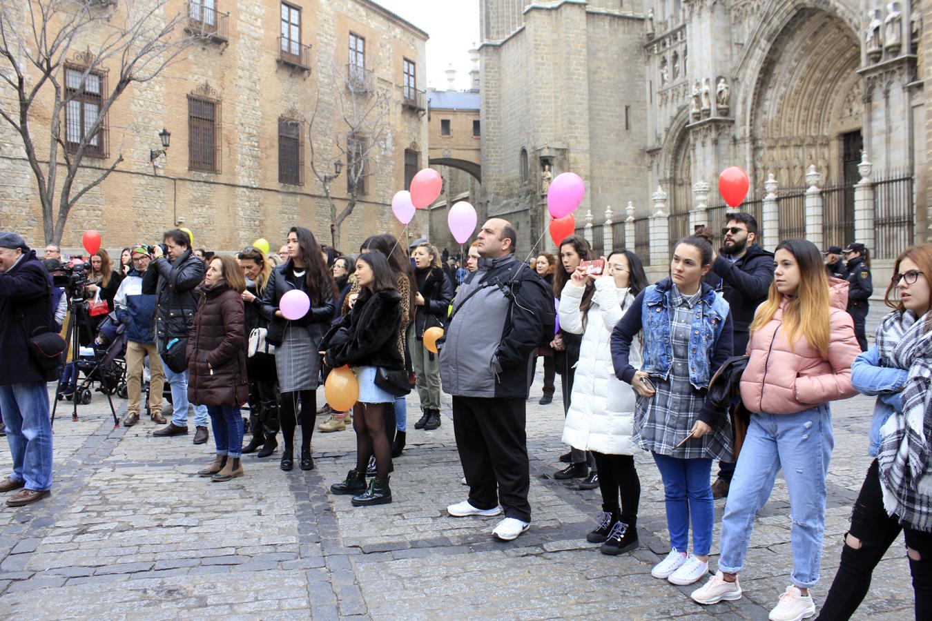 Suelta de globos de Afanion en la plaza del Ayuntamiento de Toledo