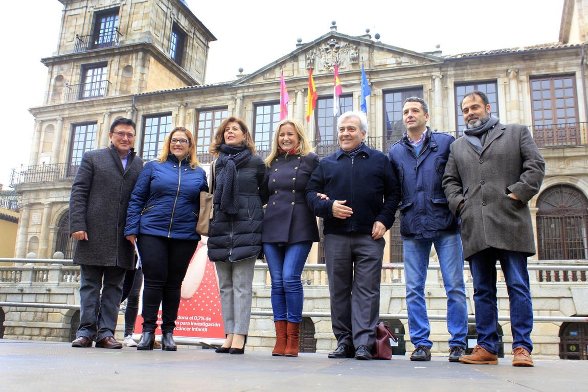 Las autoridades con la presidenta de Afanion. 