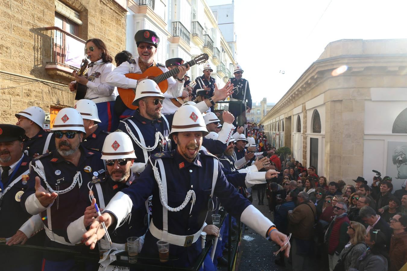 Coros e ilegales animan el Domingo de Piñata