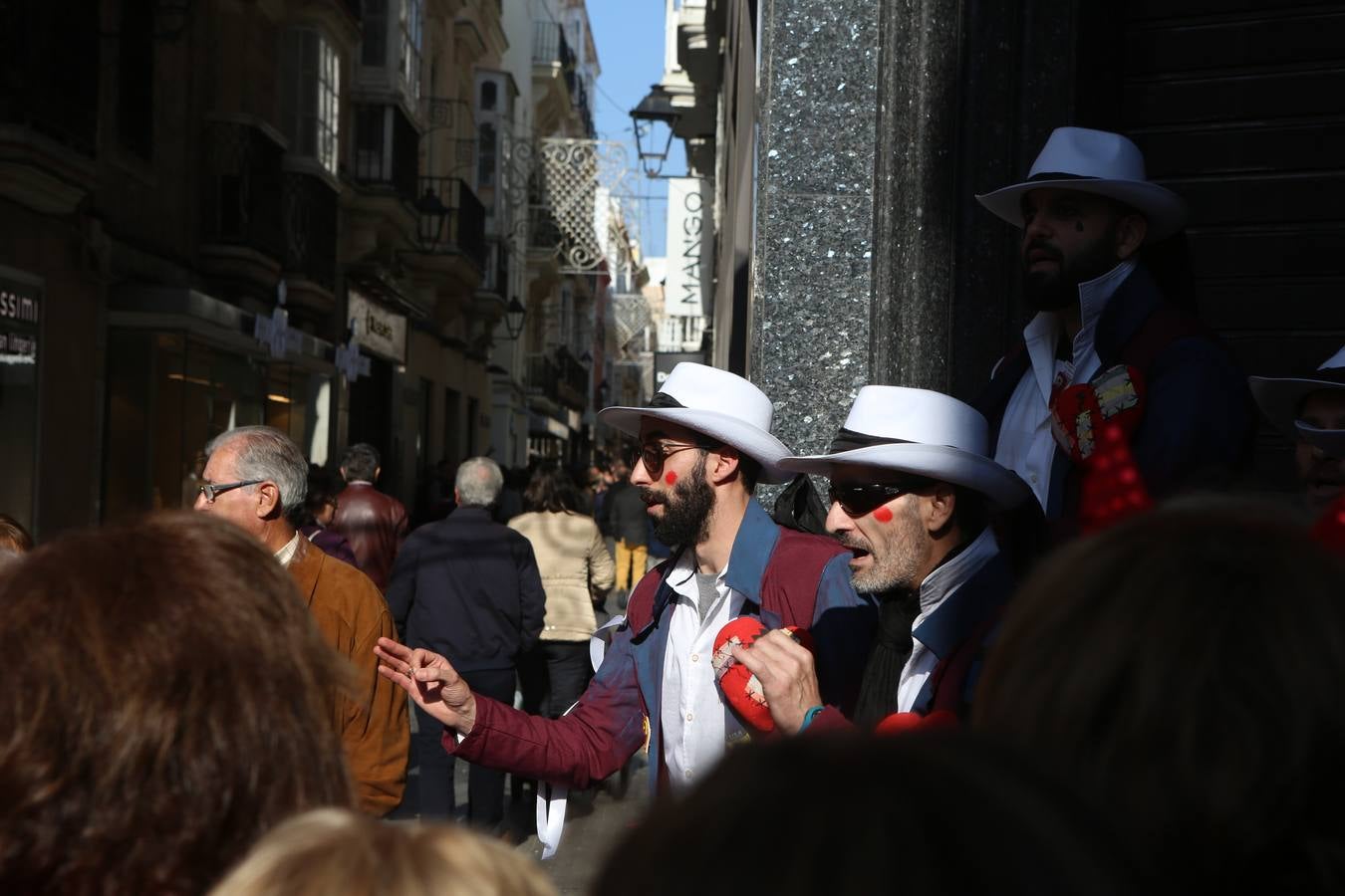 Coros e ilegales animan el Domingo de Piñata