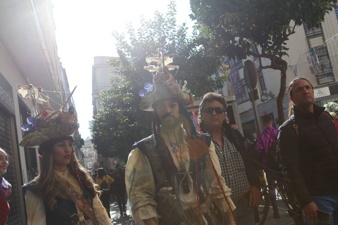 Coros e ilegales animan el Domingo de Piñata