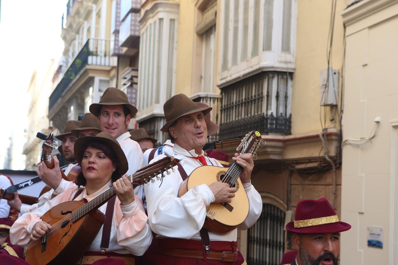 Coros e ilegales animan el Domingo de Piñata