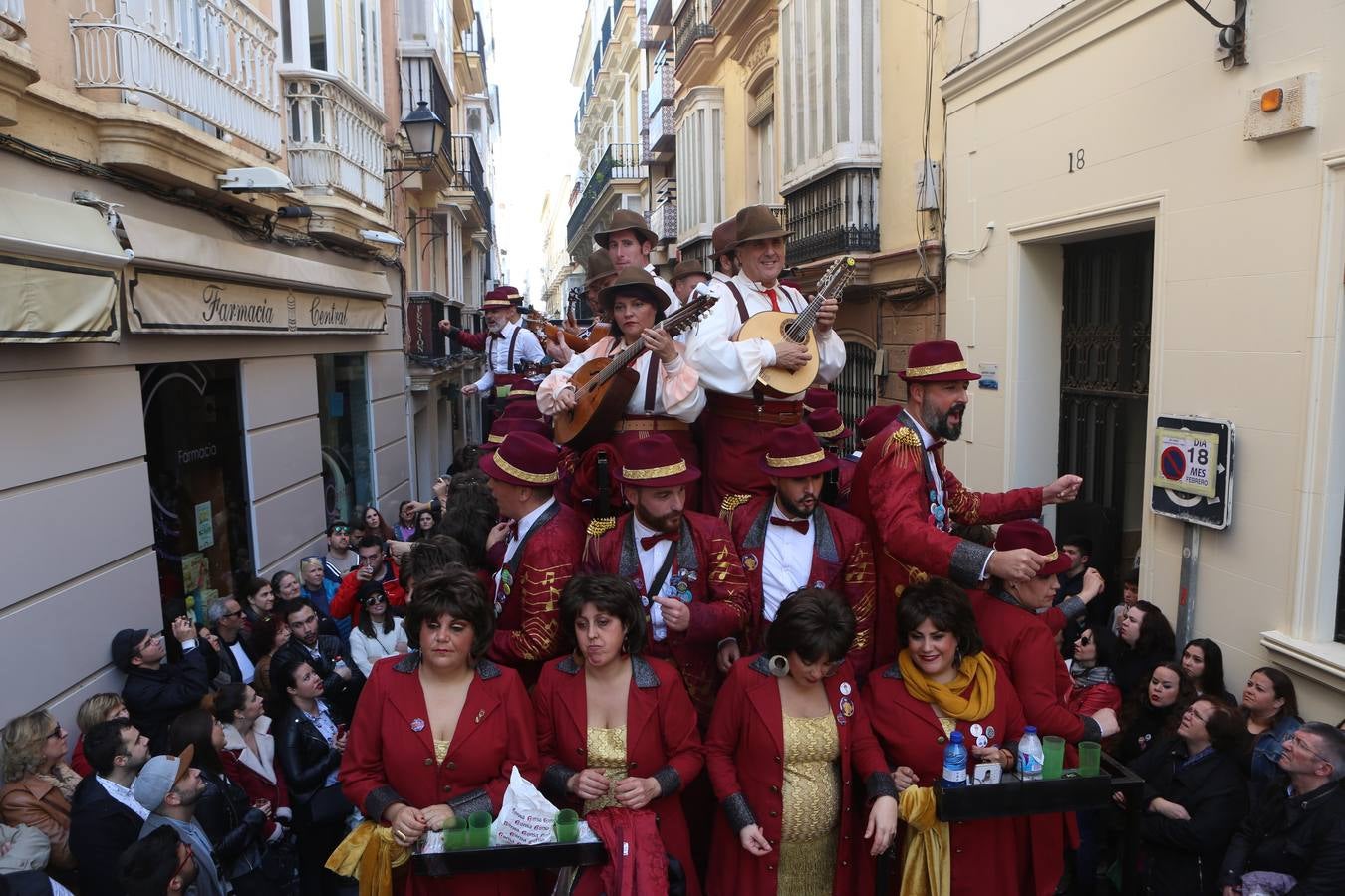 Coros e ilegales animan el Domingo de Piñata