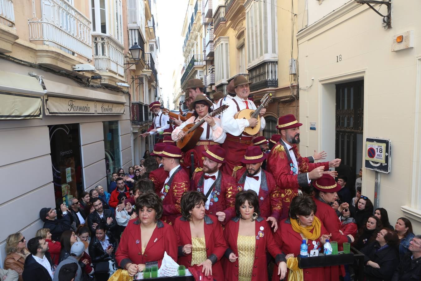 Coros e ilegales animan el Domingo de Piñata